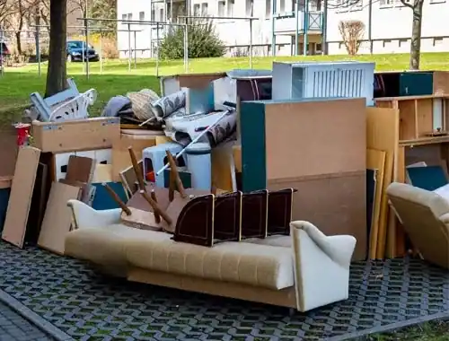 Bereitgestellte Altmöbel, Couch und Schrankteile vor einem Wohnhaus