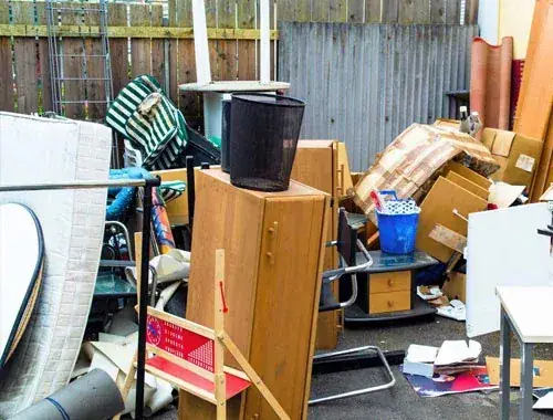 Abtransportiertes Räumgut aus einer stark vollgestellten Wohnung