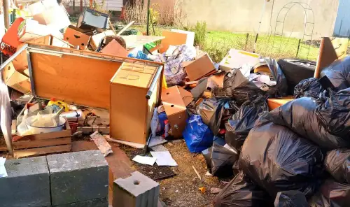 Ausgeräumter Hausrat und Möbel im Hof eines Hauses vor dem Abtransport
