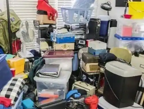 Bis zur Decke vollgestellter Wohnraum vor einer Messie-Räumung