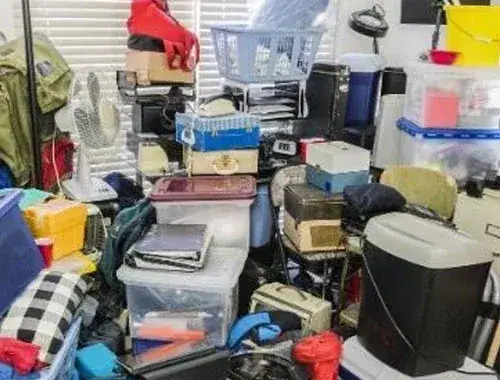 Bis zur Decke vollgestellter Wohnraum einer Messie-Wohnung