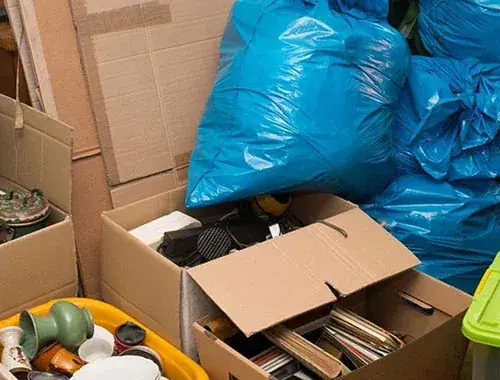 Sortierte Kartons mit Geschirr und Büchern aus einer Verlassenschaft